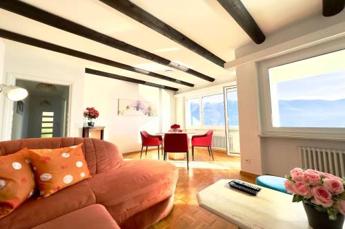 ein Wohnzimmer mit einem Sofa und einem Tisch in der Unterkunft Bellevue Apartment - Happy Rentals in Ronco sopra Ascona