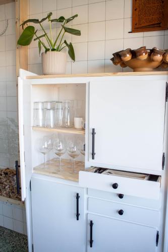 a kitchen cabinet with wine glasses in it at a casa da Alicia in Monforte de Lemos
