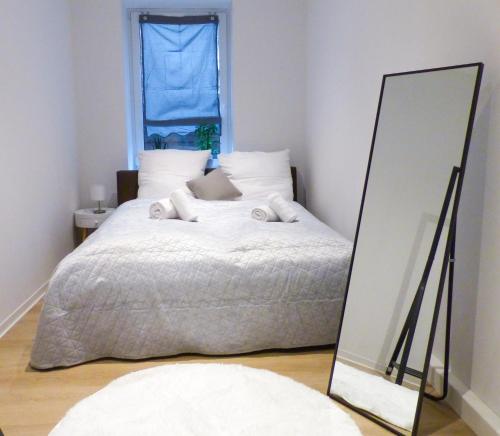 - une chambre avec un lit et un miroir dans l'établissement Modernes Apartment mit Queensize-Bett, NETFLIX, Küche, Erdgeschoss, Nähe AMEOS Klinik, à Aschersleben