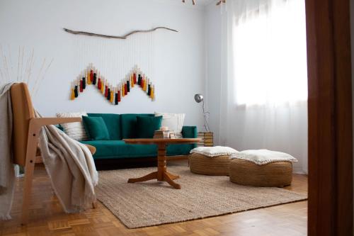 a living room with a green couch and a table at a casa da Alicia in Monforte de Lemos
