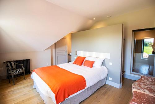 Een bed of bedden in een kamer bij Villa de 9 chambres avec piscine privee jardin clos et wifi a Volesvres