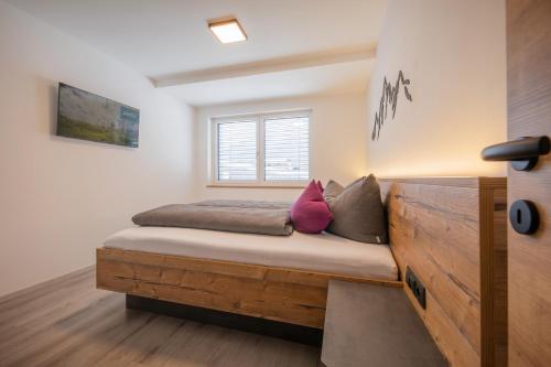 1 dormitorio con cama y ventana en Mountainlights Apartment en Neustift im Stubaital