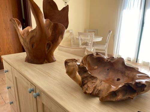 a piece of wood sitting on top of a cabinet at Hotel Villa Del Parco in La Maddalena