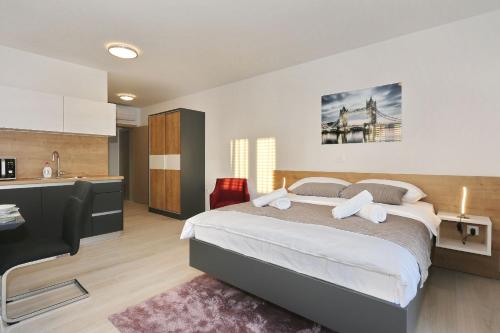 1 dormitorio con 1 cama grande y cocina en Villa Ankora 2 with heated pool, en Biograd na Moru