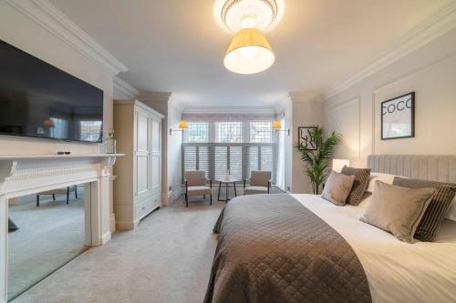1 dormitorio con cama, escritorio y piano en Westcourt by RMG Apartments en Harrogate