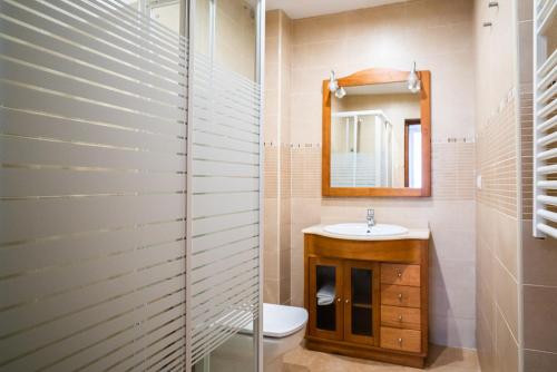 La salle de bains est pourvue d'un lavabo et d'un miroir. dans l'établissement Smartr Madrid Atocha, à Madrid