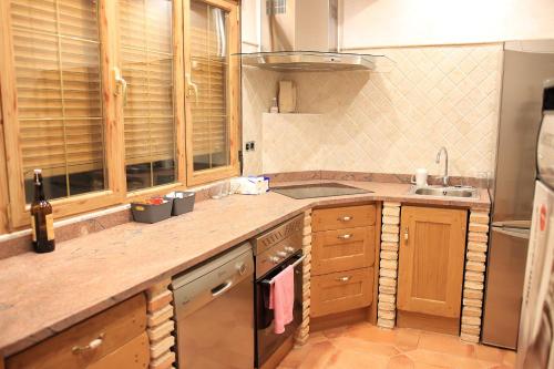 una cucina con un lavello e un piano di lavoro di Hostal/Restaurante Fuentevieja a Illana
