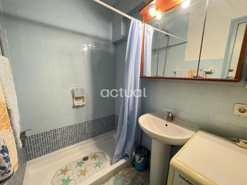 阿羅堡的住宿－SUNTOWER E20，一间带水槽和淋浴的浴室