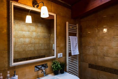ein Bad mit einem Waschbecken und einem Spiegel in der Unterkunft Borgo Antico B&b in Foggia