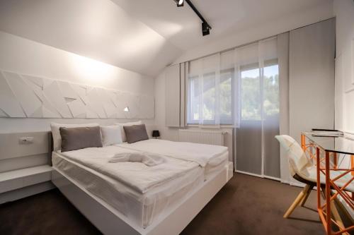 Кровать или кровати в номере Niro Residence