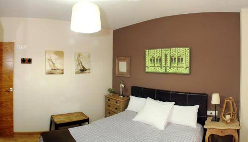 1 dormitorio con 1 cama en una habitación con en Apartamentos Alcazar de Baeza, en Baeza