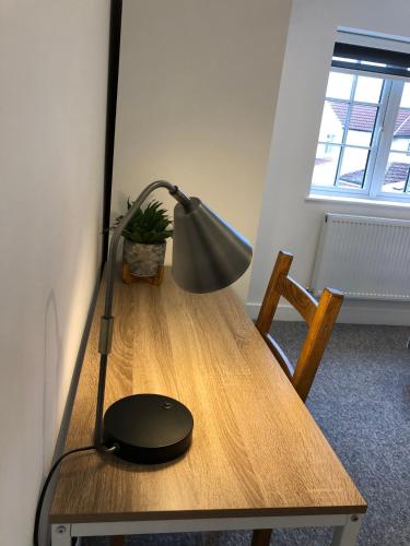 a desk with a lamp and a mouse on it at Spacious En-suite Private Double Bedroom in Oxford