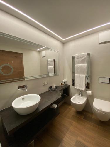 a bathroom with two sinks and a mirror at Hotel Aaritz in Selva di Val Gardena