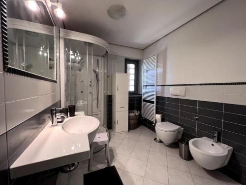 uma casa de banho com um lavatório e um WC em Casa ai Giardini 2 em Lucca