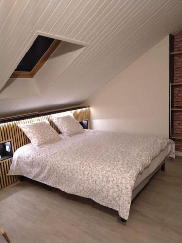 Postel nebo postele na pokoji v ubytování Superbe studio en résidence rue de courcelles