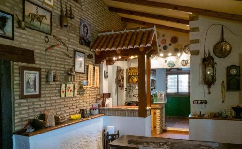 une chambre avec une cuisine et un comptoir dans un bâtiment dans l'établissement CASA RURAL HUERTO PERDIDO, à Alosno