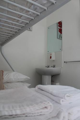 Ένα ή περισσότερα κρεβάτια σε δωμάτιο στο Backpackers Blackpool Hotel & Suites