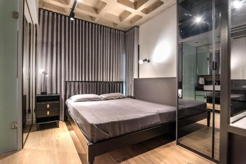 1 dormitorio con 1 cama y pared de cristal en Loft conceito com área privativa, en Belo Horizonte