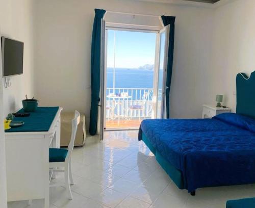 um quarto com uma cama e vista para o oceano em Casa Marrapese em Positano