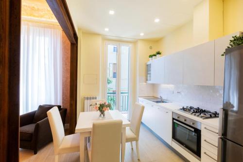 a kitchen and dining room with a table and chairs at Flat Volturno- Florentine neighbourhood in Florence