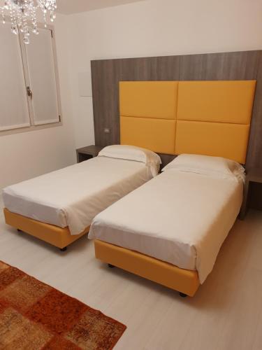 two twin beds in a room with at Al Santuario in San Vito al Tagliamento