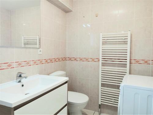 une salle de bain avec un lavabo blanc et des toilettes dans l'établissement Location RDC maison, jardin et terrasse à Aix-les-Bains, proche thermes et lac ! - FR-1-555-9, à Aix-les-Bains
