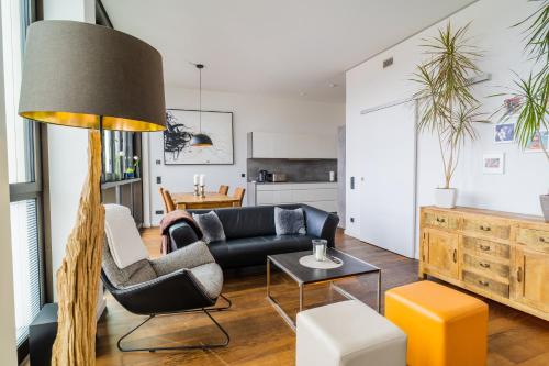 a living room with a couch and a table at Panorama Bliss - Luxus Apartment in Braunschweig's Altstadt in Braunschweig