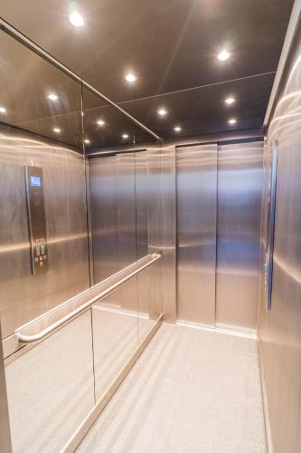 a walk in closet with stainless steel walls at Panorama Bliss - Luxus Apartment in Braunschweig's Altstadt in Braunschweig