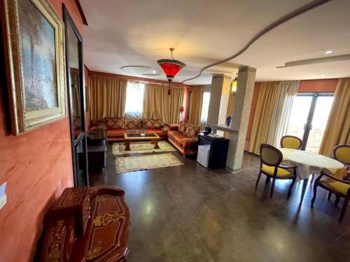 Washington Hotel في الدار البيضاء: غرفة معيشة مع أريكة وطاولة