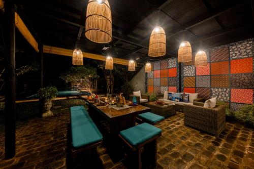 a living room with a couch and a table and chairs at Villa Hundira in Negombo