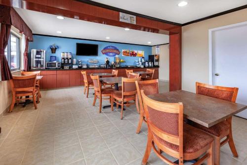 a restaurant with a dining room with a table and chairs at Baymont by Wyndham Perrysburg-Toledo in Perrysburg