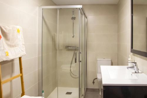 uma casa de banho com um chuveiro e um lavatório. em Sensacional Apartamento Saladina Home em Ourense