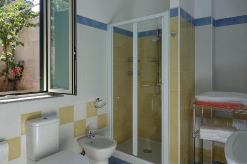 ジョイオーザ・マレーアにあるCasa Gioiosaのバスルーム(シャワー、トイレ、シンク付)