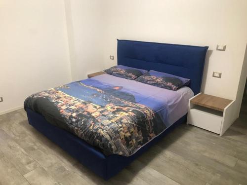 een blauw bed met een blauw hoofdeinde in een slaapkamer bij Eliver's House in Bologna