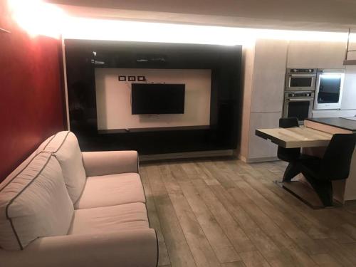 een woonkamer met een bank en een flatscreen-tv bij Eliver's House in Bologna