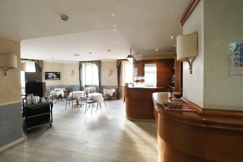 Hotel Laura في روما: مطبخ وغرفة طعام مع طاولات وكراسي