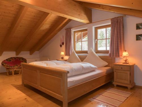 - une chambre avec un grand lit et des oreillers blancs dans l'établissement Haus Alpenstern, à Grainau