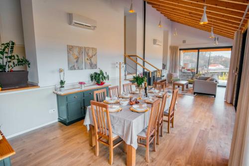 una sala da pranzo con un lungo tavolo e sedie di Casa das Letras - Turismo rural a Ponte da Barca