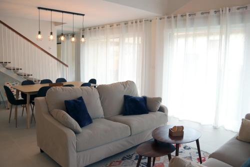 sala de estar con sofá blanco y mesa en Casa Anida en Hualle, en Valdáliga