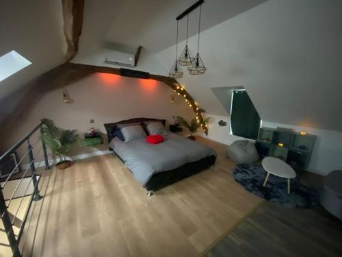 um quarto com uma cama e uma escada com luzes em Le privilège spa em Langeais