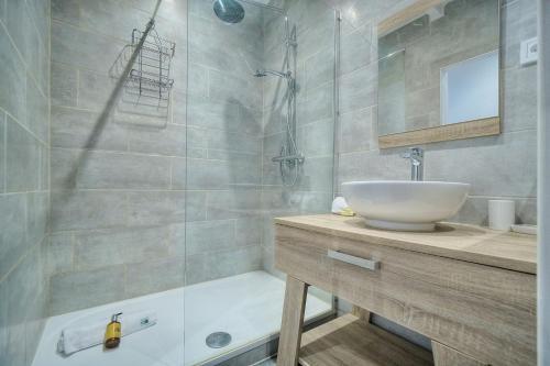 une salle de bain avec un lavabo, une douche et une baignoire dans l'établissement IMMOGROOM- Apartment 70m2 - Renovated - Wifi - AC - Close to everything, à Cannes