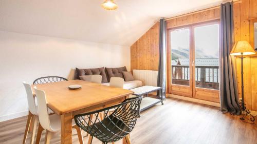 un salon avec une table et un canapé dans l'établissement Les Marmottes - 42 - Appart renove - 6 pers, à Saint-Sorlin-dʼArves