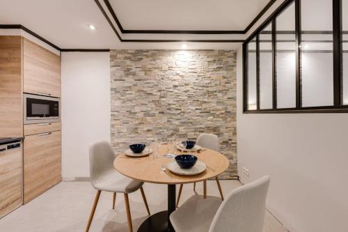 une salle à manger avec une table et des chaises dans l'établissement Chaleureux plein centre ville et proche du Lac, à Annecy