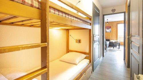 a room with two bunk beds and a hallway at Les Grizzlis - 28 - Appart modernise - 4 pers in Saint-Sorlin-dʼArves