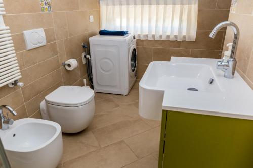 a bathroom with a toilet and a sink and a washing machine at VastoMare - appartamento Vasto Marina in Vasto