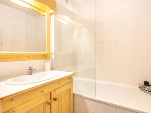 ein Bad mit einem Waschbecken und einer Dusche in der Unterkunft Les Grizzlis - 28 - Appart modernise - 4 pers in Saint-Sorlin-dʼArves