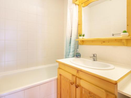 a bathroom with a sink and a bath tub at Les Marmottes - 40 - Appart confort - 7 pers in Saint-Sorlin-dʼArves