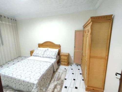 um quarto com uma cama e uma cómoda em City Centre Apartment - New Deco em Tânger