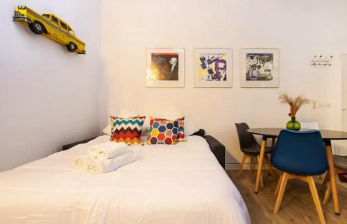 een slaapkamer met een bed met een speelgoedauto aan de muur bij HSH Traversière Boulogne-Billancourt II Appartement 4P in Boulogne-Billancourt