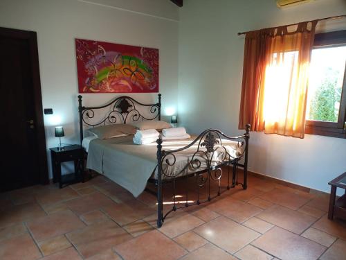 a bedroom with a bed and a painting on the wall at Momon1616 Intero Chalet in Galatina